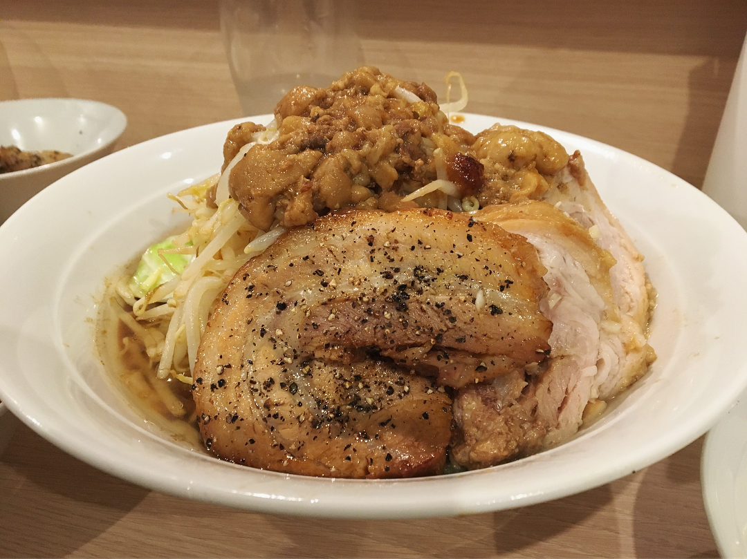 【麺屋 味方】ラーメン+豚増し:生卵:キムチ (東京都港区新橋) 第903回